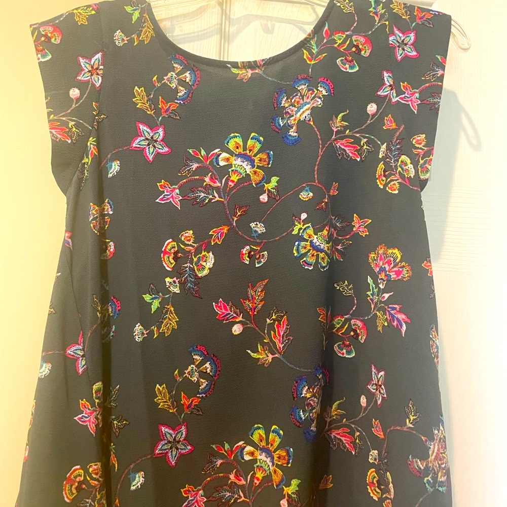 Sweet Rain floral boho top with cute back detail. Never worn. Size small.